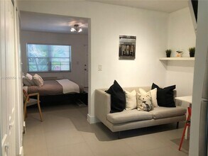 911 Meridian Ave in Miami Beach, FL - Building Photo - Building Photo