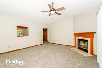 4878 Oakleigh Pkwy in Greenwood, IN - Foto de edificio - Building Photo