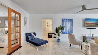 571 94th Ave N in Naples, FL - Building Photo