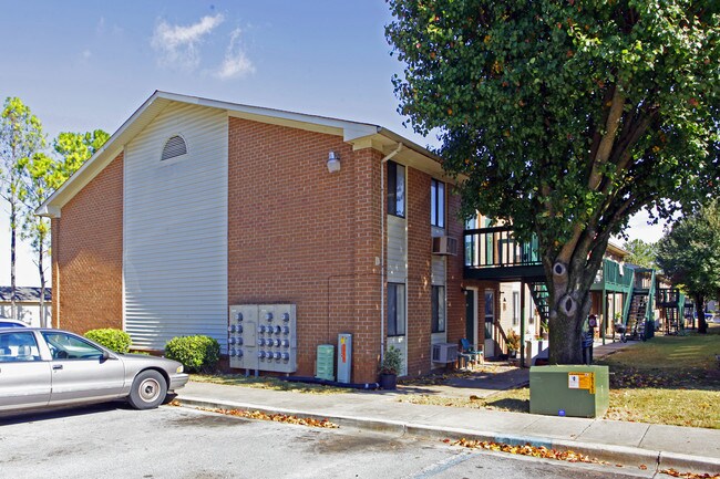 Millstream Apartments in Huntsville, AL - Foto de edificio - Building Photo