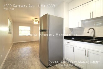 6339 Gateway Ave in Sarasota, FL - Foto de edificio - Building Photo