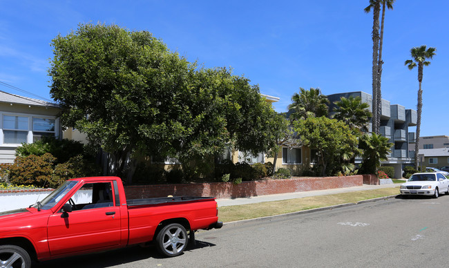 828 Tait St in Oceanside, CA - Foto de edificio - Building Photo