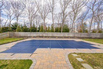 15 Pin Oak Ln in Westhampton Beach, NY - Building Photo - Building Photo