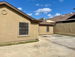 506 Shiloh Dr, Unit 25 in Laredo, TX - Building Photo - Building Photo