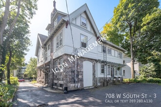 708 W South St in Kalamazoo, MI - Building Photo - Building Photo