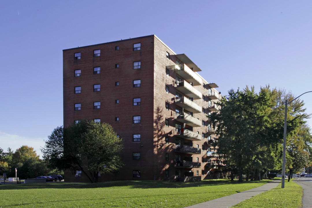 Westown Apartments in Mississauga, ON - Building Photo