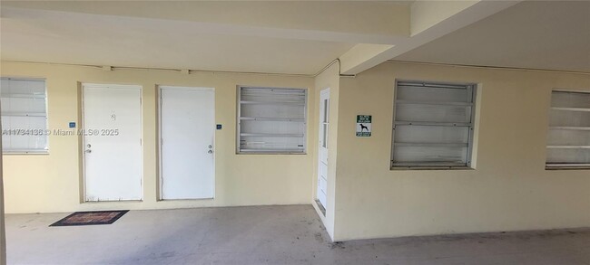 1100 NE 1st Ct in Hallandale Beach, FL - Building Photo - Building Photo