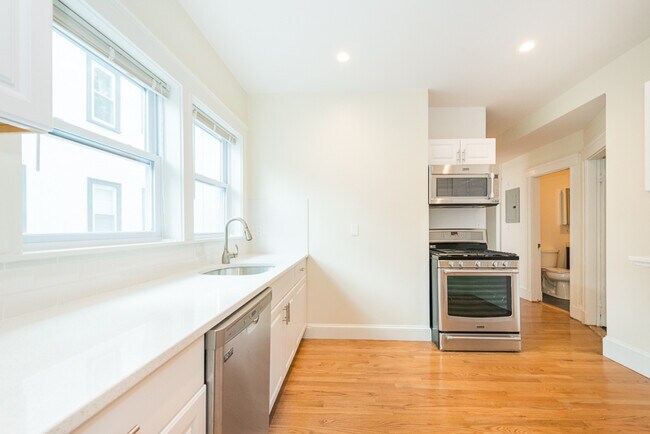 301 Alewife Brook Pky, Unit 2 in Somerville, MA - Foto de edificio - Building Photo