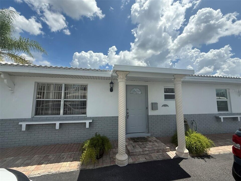 8571 Pickwick Rd in North Port, FL - Foto de edificio