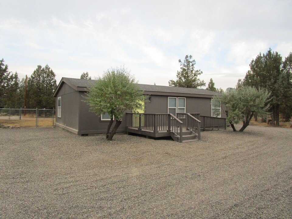 3491 SE Umatilla Loop in Prineville, OR - Building Photo