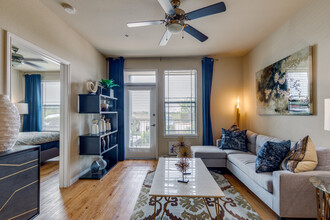 Queenston Manor in Houston, TX - Foto de edificio - Interior Photo