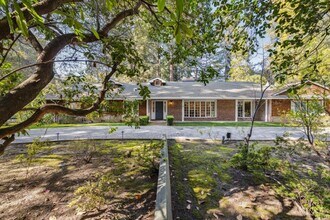 216 Valparaiso Ave in Atherton, CA - Building Photo - Building Photo