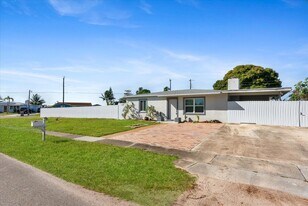 2329 West Dr in West Palm Beach, FL - Building Photo