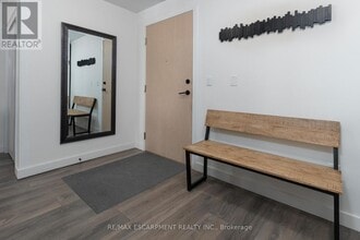 150 Sabina Dr in Oakville, ON - Building Photo - Building Photo