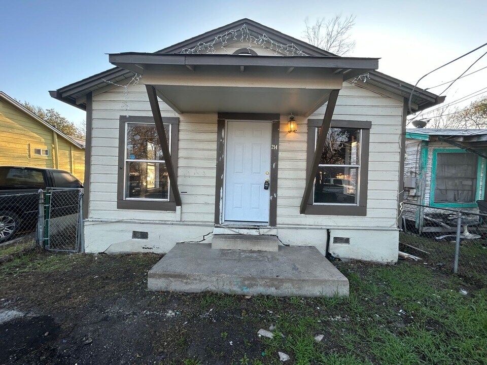 214 S San Dario Ave in San Antonio, TX - Building Photo