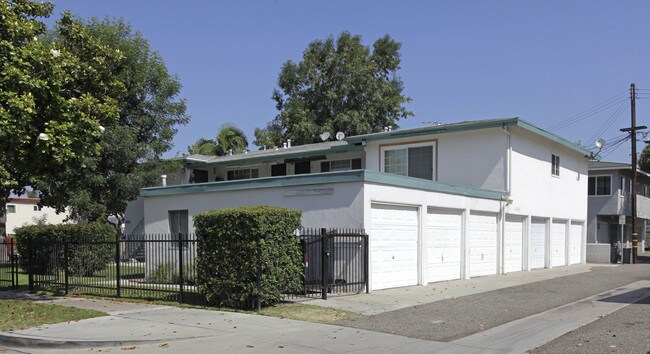 300 N Mountain View Pl in Fullerton, CA - Foto de edificio - Building Photo