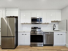 1902R Grand Oaks Dr SW in Calgary, AB - Building Photo