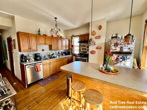 348 Faneuil St, Unit 3 in Boston, MA - Building Photo - Building Photo