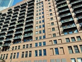 165 N Canal St in Chicago, IL - Building Photo