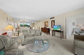 3499 Oaks Way in Pompano Beach, FL - Building Photo - Building Photo