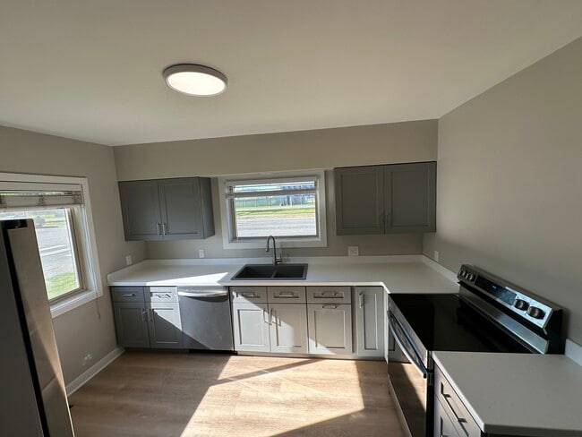 328-328 W Victoria Ave