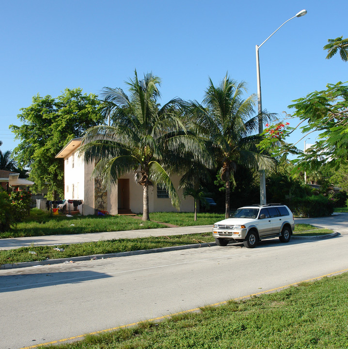 2220 NE 172nd St in North Miami Beach, FL - Building Photo