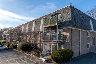 Harborview Apartment Community in Warwick, RI - Building Photo - Building Photo