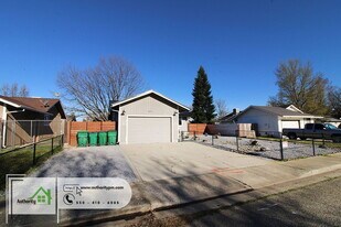 2870 Iris St in Anderson, CA - Building Photo