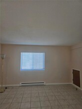 225 High St in Westerly, RI - Foto de edificio - Building Photo