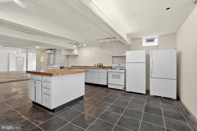 property at 2512 E Lehigh Ave