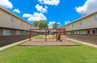 Bellestone Villas Apartments in Houston, TX - Building Photo - Building Photo
