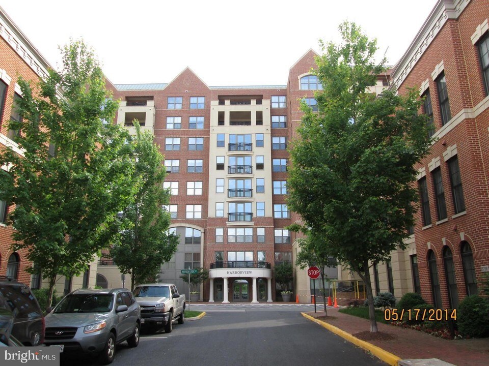 485 Harbor Side St-Unit -412 in Woodbridge, VA - Building Photo