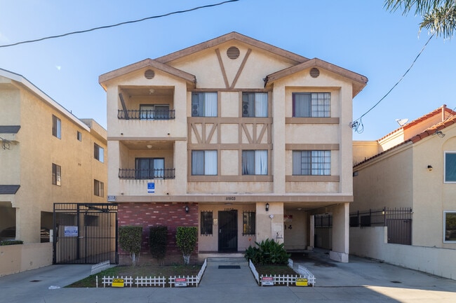 11503 Menlo Ave. in Hawthorne, CA - Foto de edificio - Building Photo