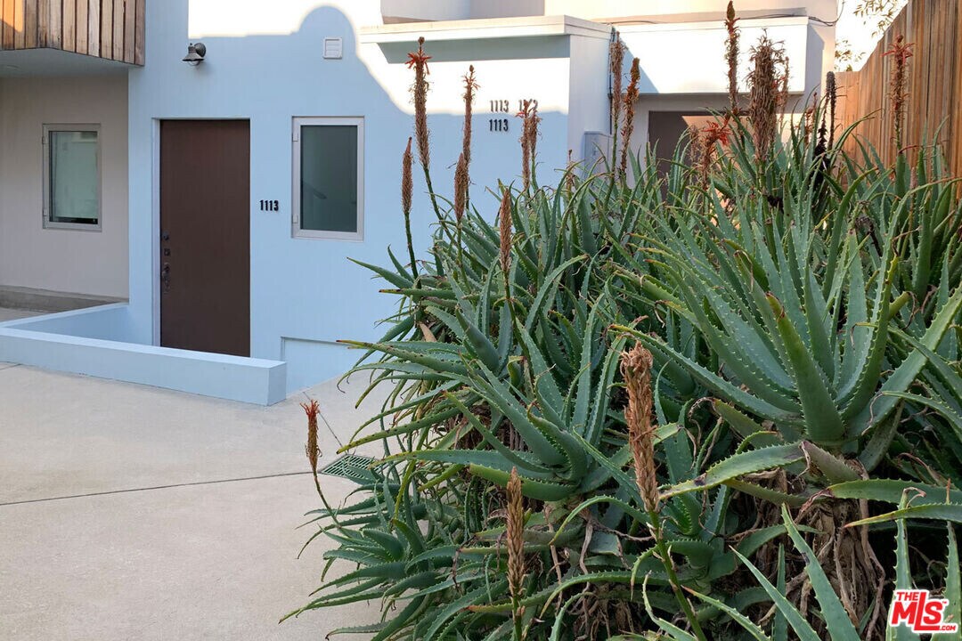 1113 Laveta Terrace in Los Angeles, CA - Building Photo