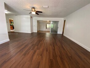8250 Southampton Dr in Miramar, FL - Foto de edificio - Building Photo