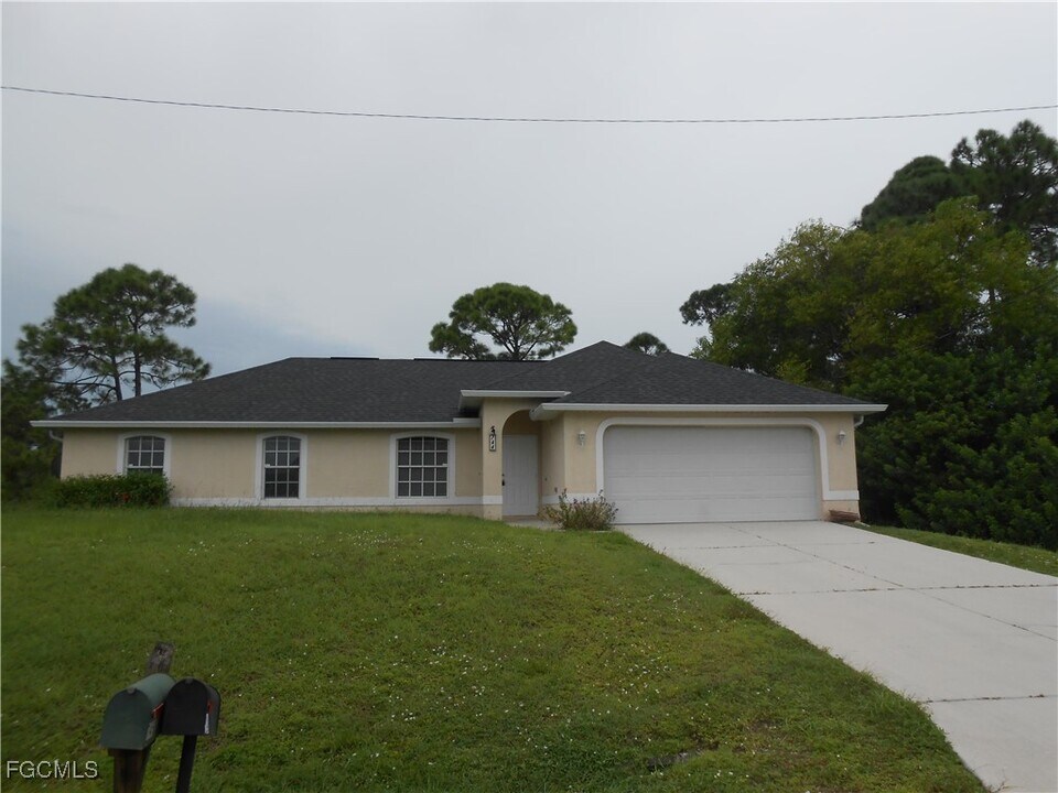 744 Ontario Ave S in Lehigh Acres, FL - Building Photo