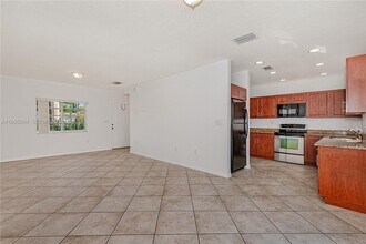 205 NE 4th Ct. in Hallandale Beach, FL - Building Photo - Building Photo