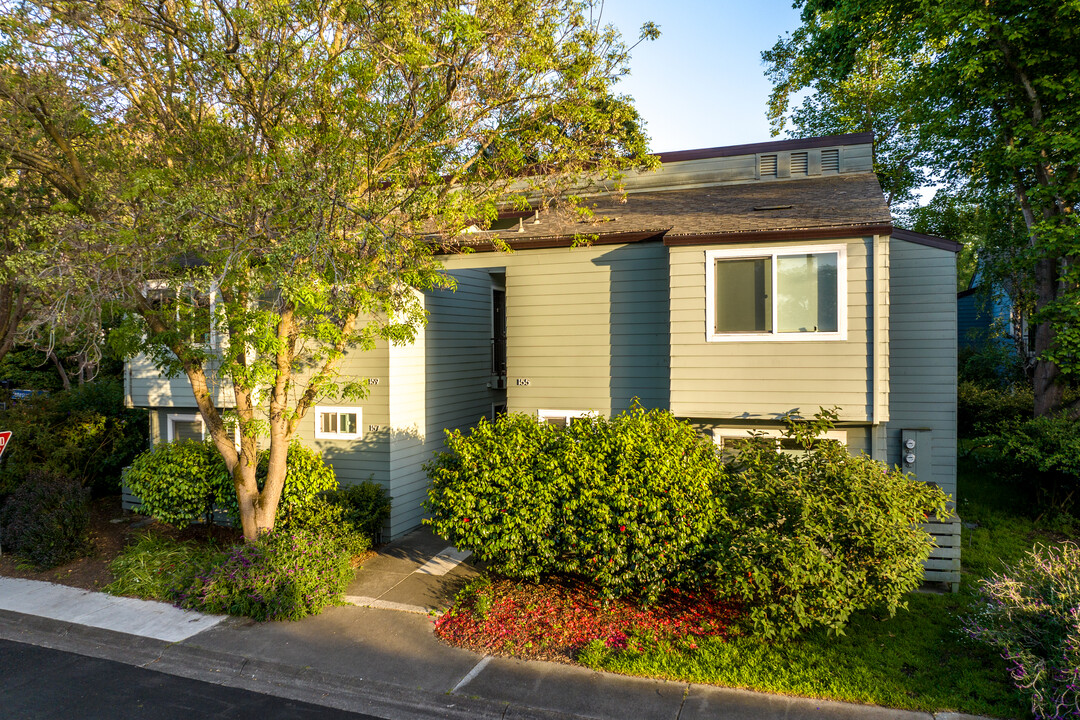 Emery Bay Village in Emeryville, CA - Foto de edificio