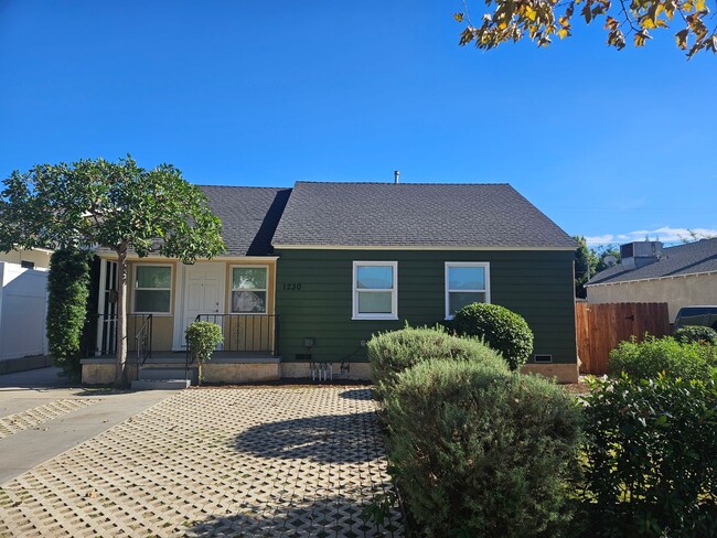 1230 N Reese Pl in Burbank, CA - Building Photo - Building Photo