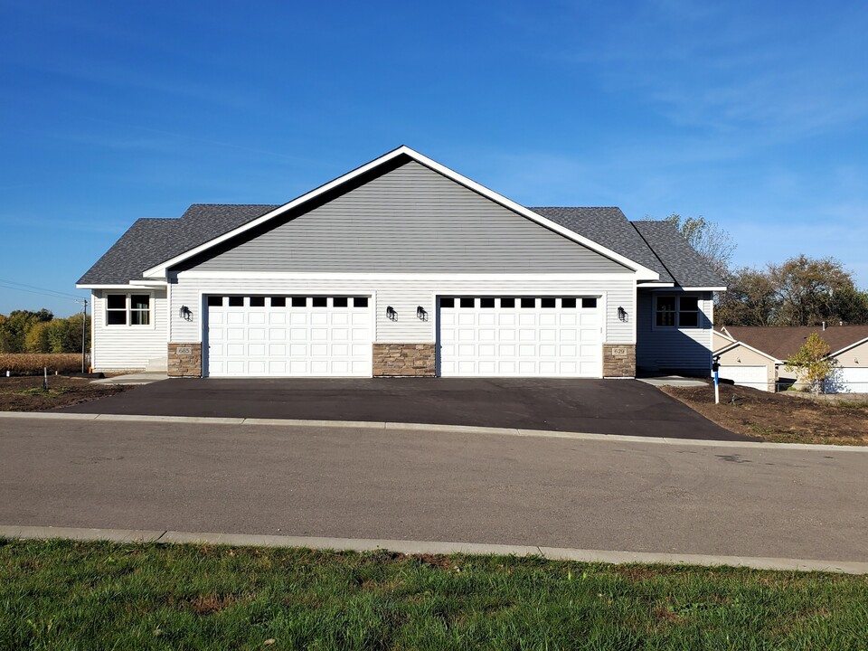 685 Heritage Ln in Hammond, WI - Building Photo