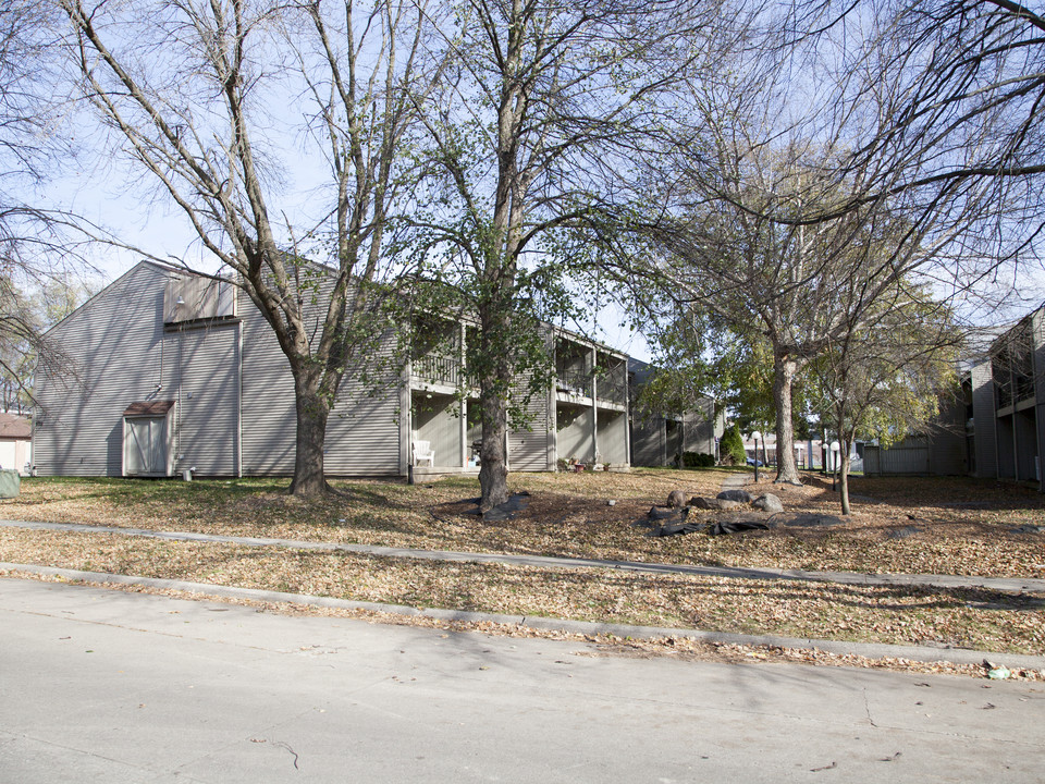 Heritage Court in Des Moines, IA - Building Photo