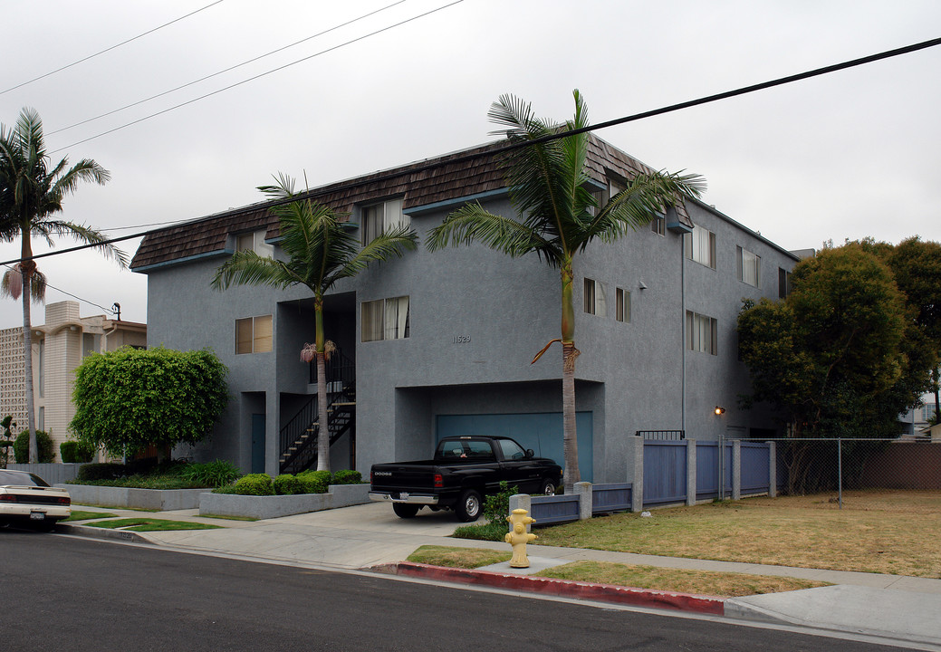 11529 Gale Ave in Hawthorne, CA - Building Photo