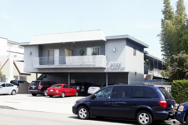 3756 Clarington Ave in Los Angeles, CA - Foto de edificio - Building Photo