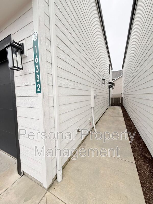 16332 NE 21st St in Vancouver, WA - Foto de edificio - Building Photo