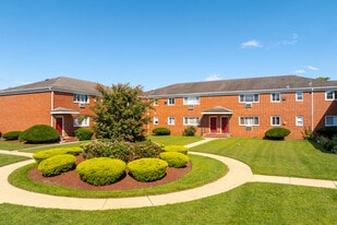 Crossroads Manor Apartments in Lakewood, NJ - Building Photo