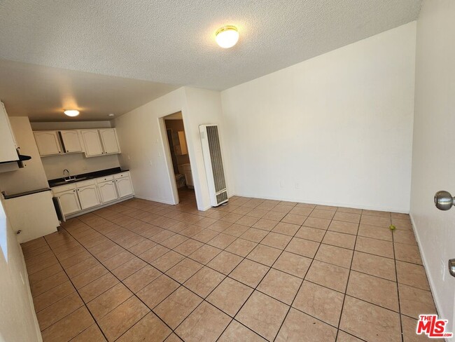 807 E Vernon Ave in Los Angeles, CA - Building Photo - Building Photo