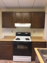 406 Poplar St, Unit Upper -Unit B in Warren, PA - Building Photo - Building Photo