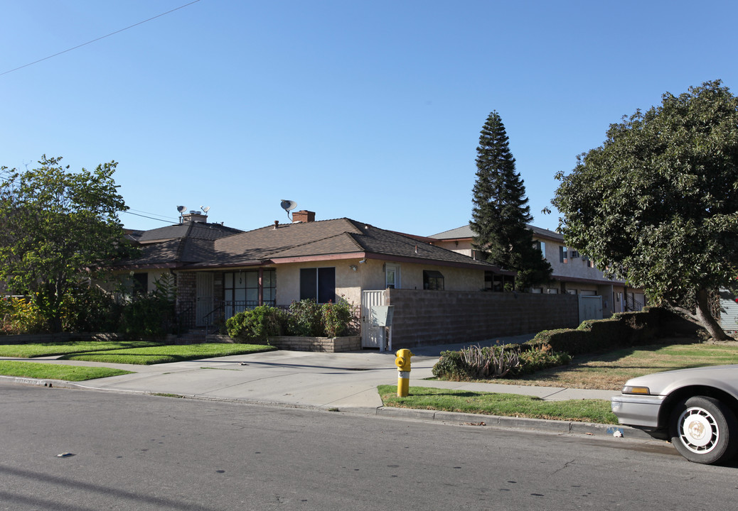 9317-9319 Park St in Bellflower, CA - Building Photo