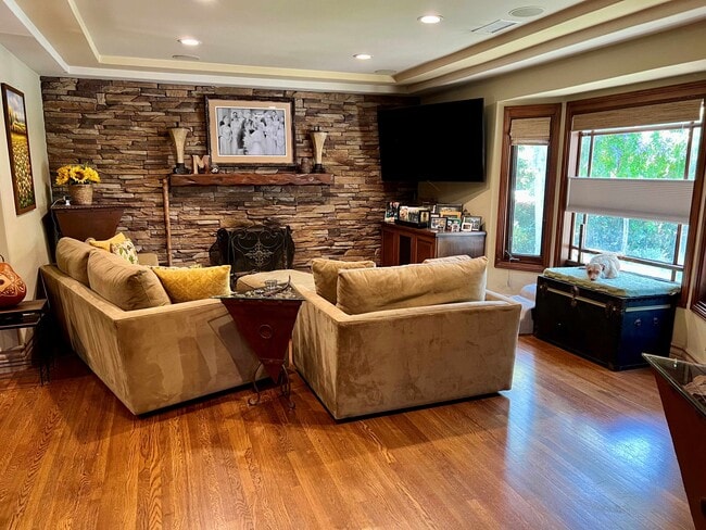 1016 S Euclid Ave in Pasadena, CA - Foto de edificio - Building Photo