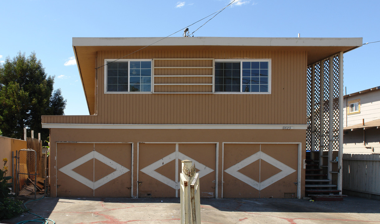 7825 Locust St in Oakland, CA - Building Photo